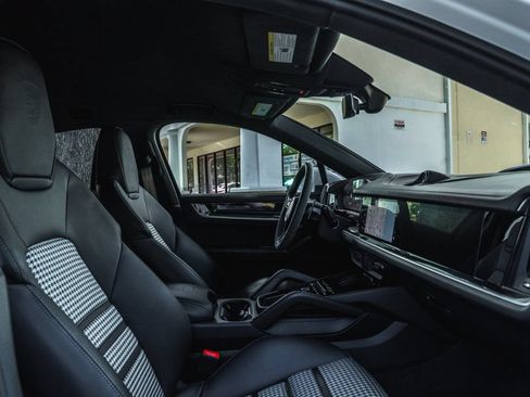 Used 2024 Porsche Cayenne S AWD/4WD image 23