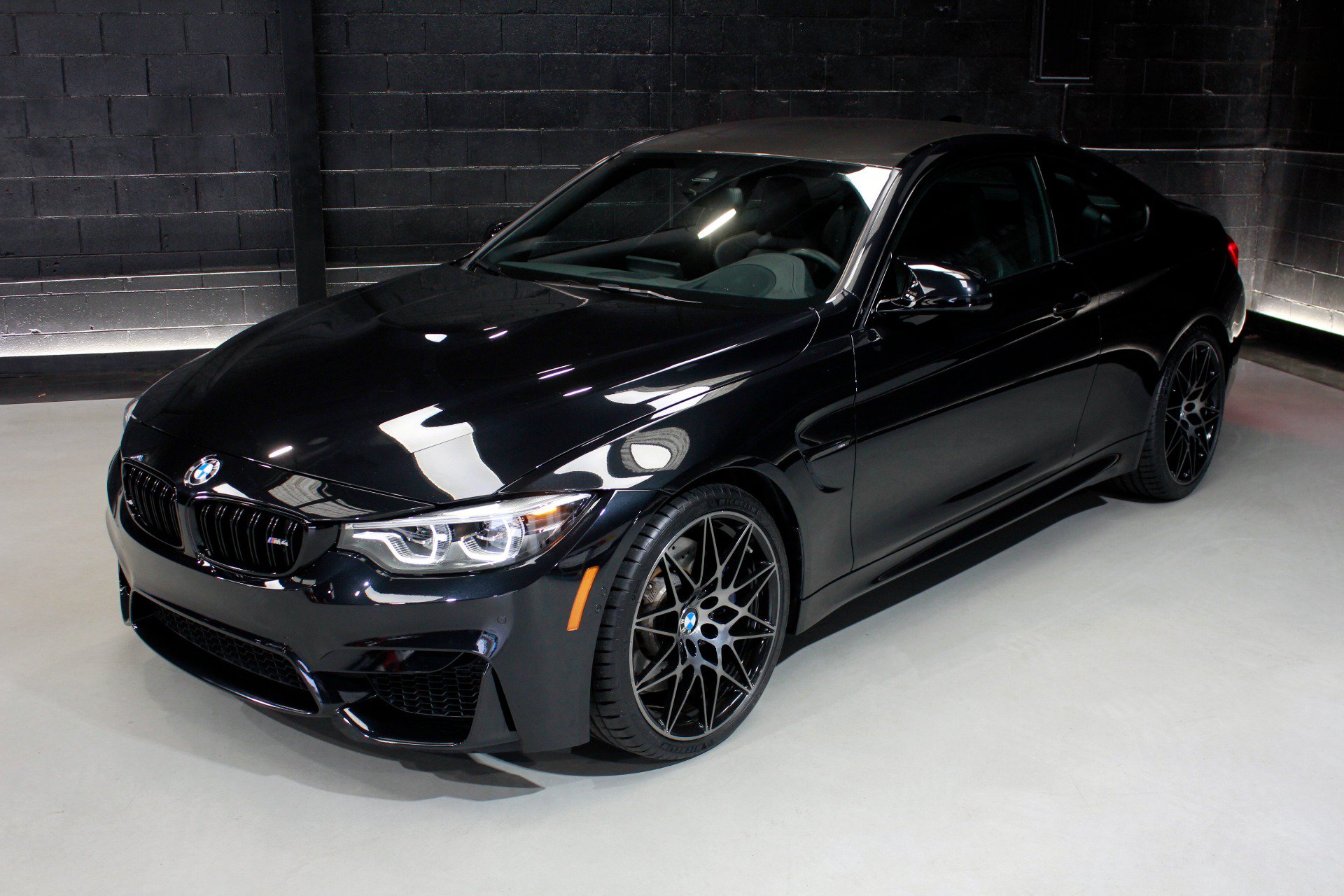 Used 2018 BMW M4 Coupe w/ Competition Package RWD image 4