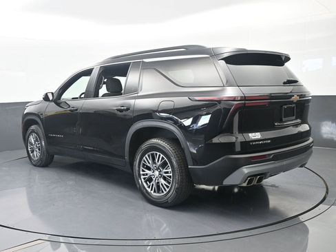 Used 2025 Chevrolet Traverse LT FWD image 4
