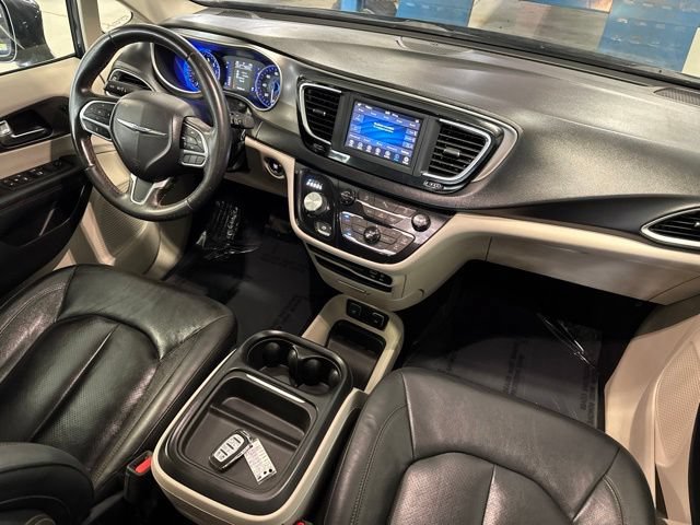 Used 2020 Chrysler Pacifica Touring-L FWD image 19