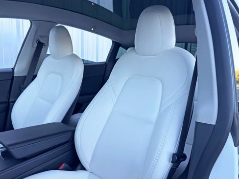 Used 2022 Tesla Model Y Long Range image 39