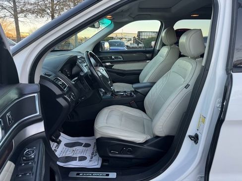 Used 2017 Ford Explorer Platinum image 16