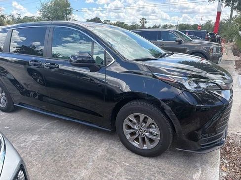 Used 2025 Toyota Sienna LE FWD image 9