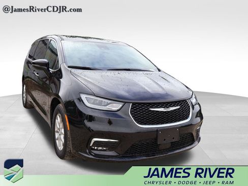 Used 2025 Chrysler Pacifica Select FWD image 9