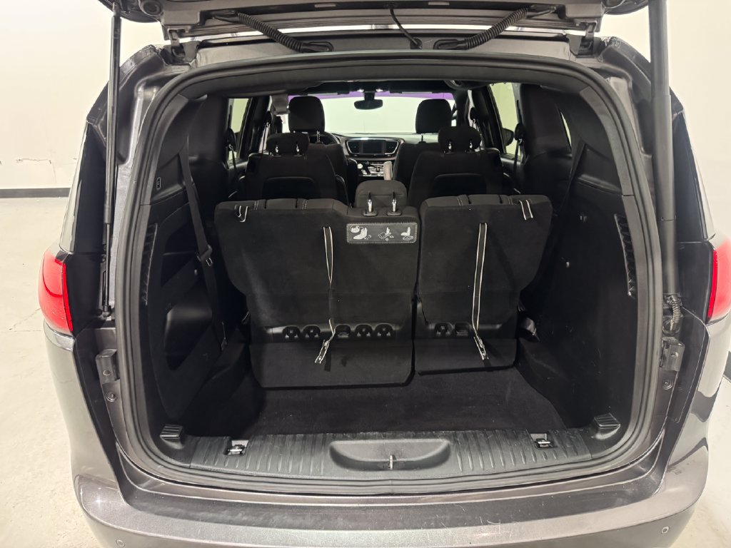 Used 2020 Chrysler Pacifica Touring w/ S Appearance Package FWD image 27