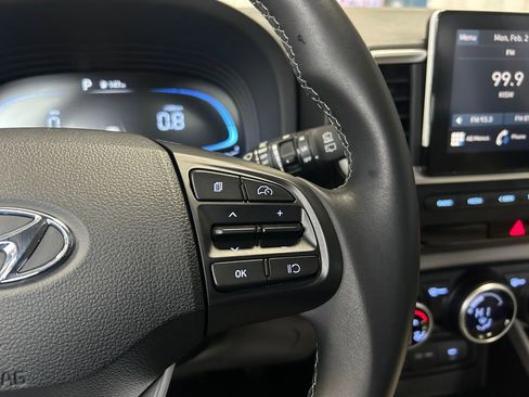 Used 2025 Hyundai Venue SEL image 18