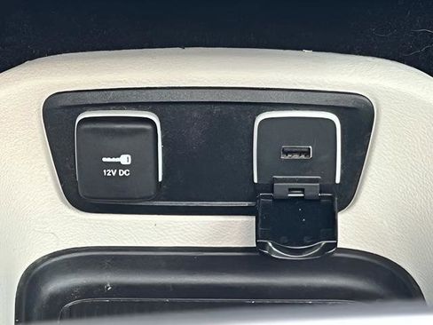 Used 2019 Chrysler Pacifica Limited FWD image 31