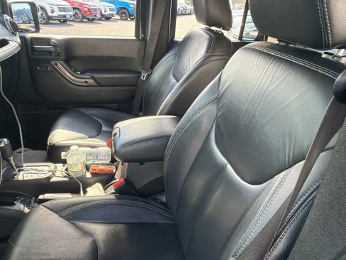 Used 2018 Jeep Wrangler Unlimited Sahara AWD/4WD image 7