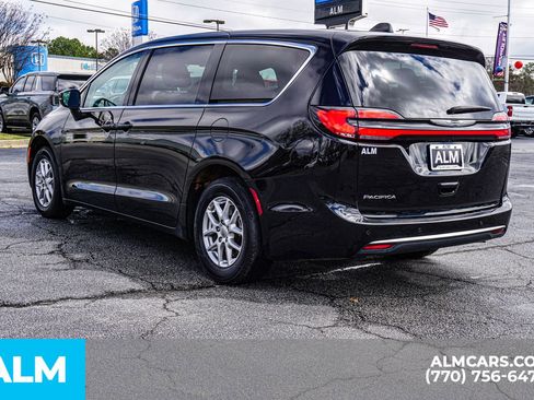Used 2024 Chrysler Pacifica Touring-L image 7