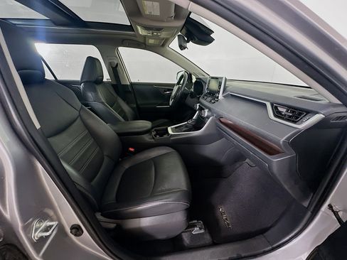 Used 2020 Toyota RAV4 Limited image 32