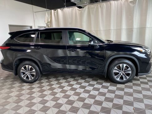 Certified 2023 Toyota Highlander XLE AWD/4WD image 9