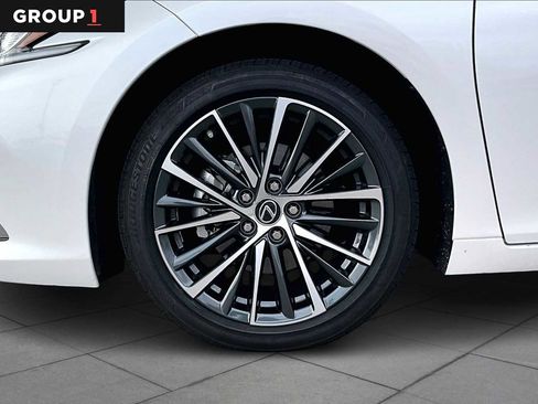 Used 2025 Lexus ES 300h w/ Premium Package image 8