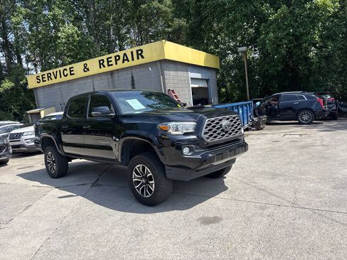 Used 2021 Toyota Tacoma TRD Sport w/ Technology Package RWD image 2