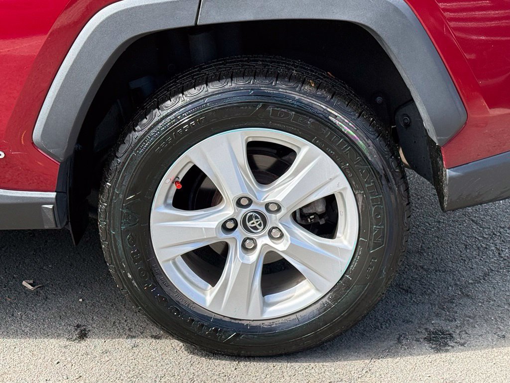 Used 2021 Toyota RAV4 LE AWD/4WD image 11
