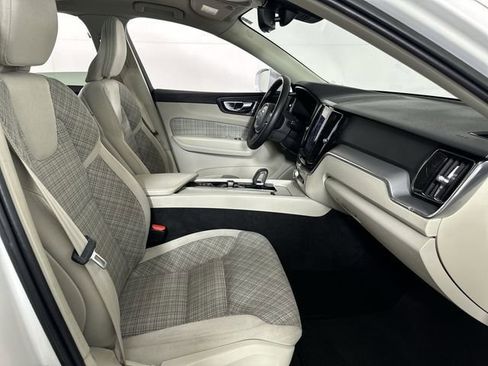 Used 2022 Volvo XC60 B5 Momentum AWD/4WD image 29