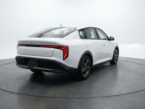 Used 2025 Kia K4 LXS image 9