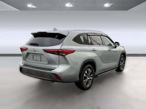 Used 2021 Toyota Highlander XLE FWD image 9