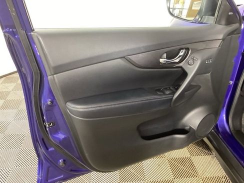 Used 2019 Nissan Rogue SV w/ Sun & Sound Touring Package image 16