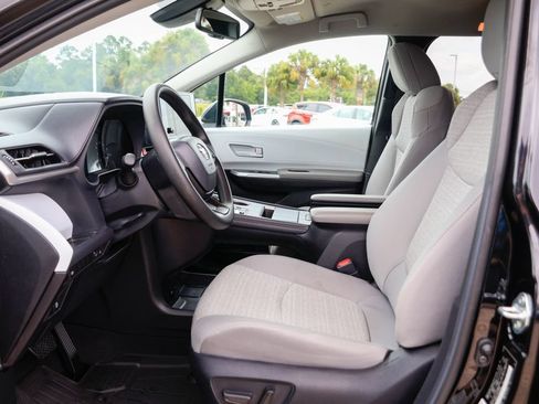 Used 2026 Toyota Sienna LE FWD image 9