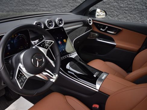 Used 2025 Mercedes-Benz GLC 350e 4MATIC image 24