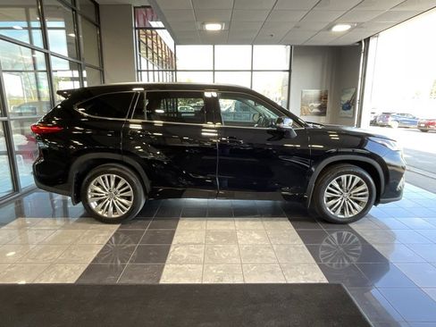 Used 2024 Toyota Highlander Platinum image 6