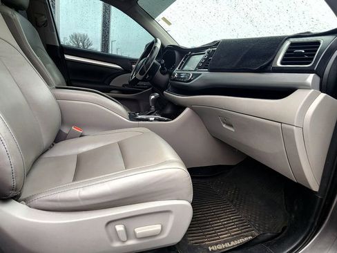 Used 2018 Toyota Highlander XLE w/ Carpet Mat Package (TMS) image 38