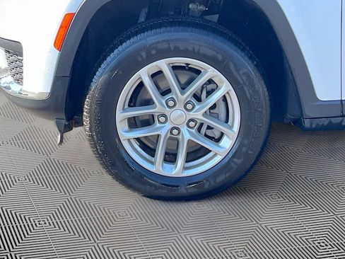 Used 2023 Jeep Grand Cherokee L Laredo image 8