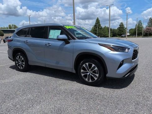 Used 2023 Toyota Highlander XLE FWD image 2