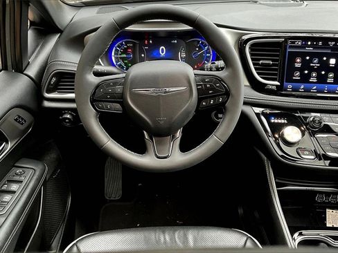 Used 2022 Chrysler Pacifica Limited w/ Uconnect Theater Family Group image 8