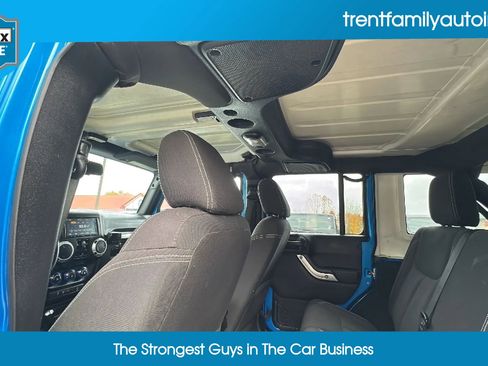 Used 2015 Jeep Wrangler Unlimited Rubicon w/ Connectivity Group image 37