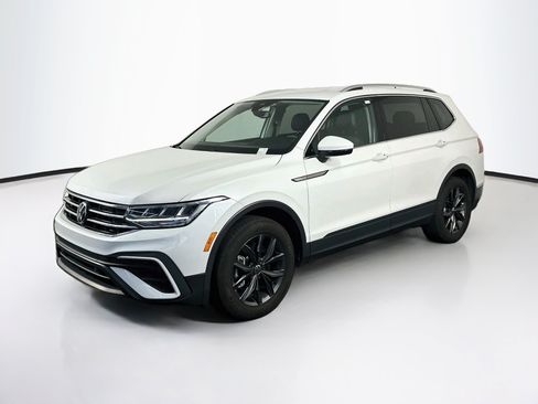 Used 2023 Volkswagen Tiguan SE FWD image 3