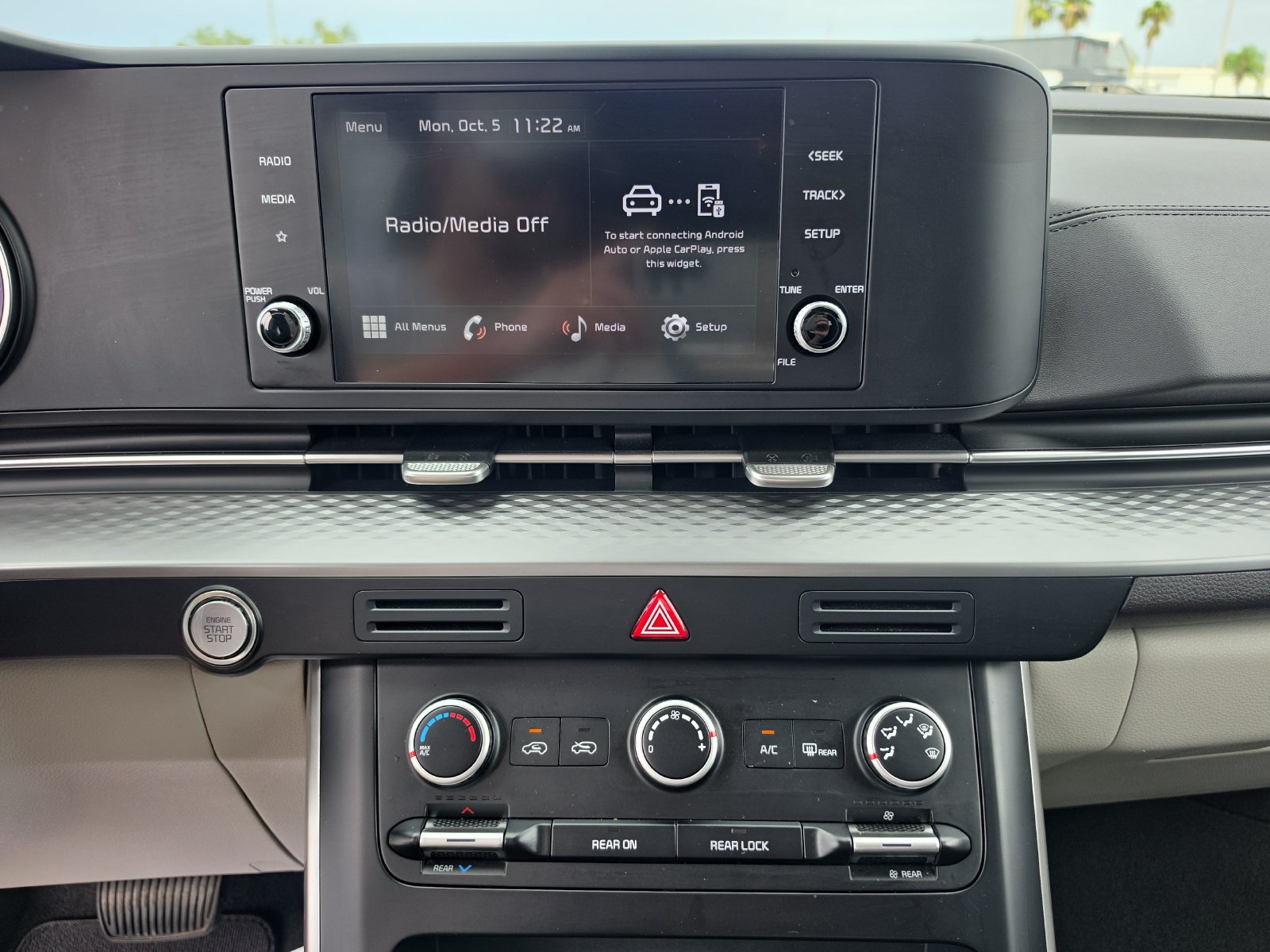 Used 2024 Kia Carnival LX FWD image 14