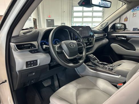 Used 2024 Toyota Highlander Platinum AWD/4WD image 14