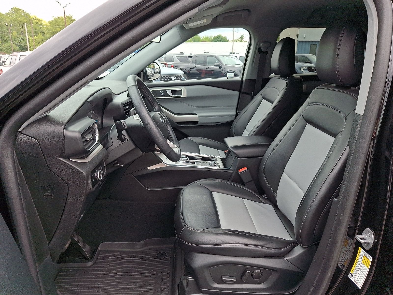 Used 2023 Ford Explorer XLT w/ Equipment Group 202A AWD/4WD image 13