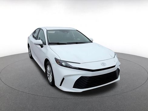 Used 2025 Toyota Camry LE image 3