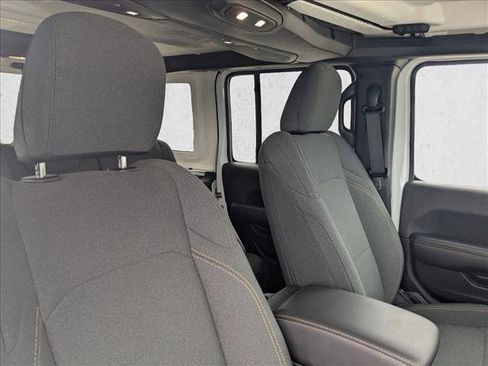 Used 2025 Jeep Wrangler Sahara image 20