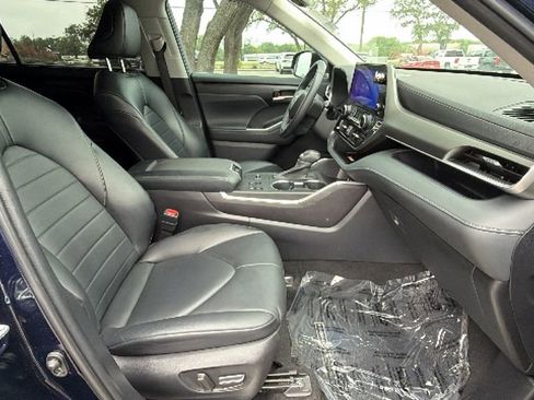 Used 2023 Toyota Highlander XLE FWD image 39