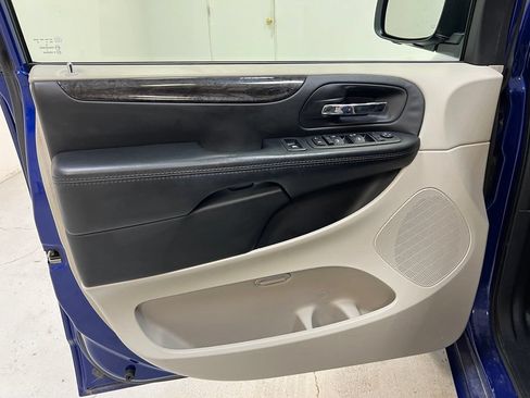 Used 2018 Dodge Grand Caravan SE w/ UConnect Hands-Free Group FWD image 14