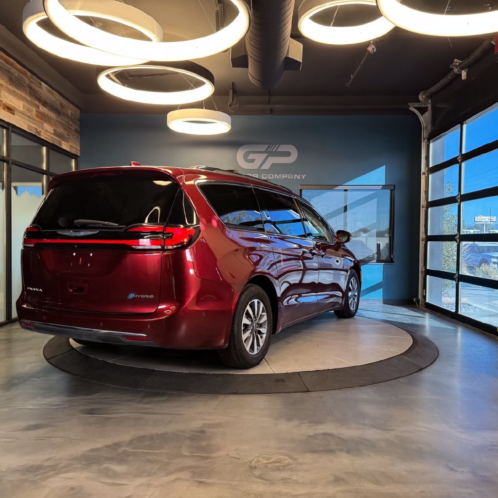 Used 2021 Chrysler Pacifica Touring-L FWD image 3