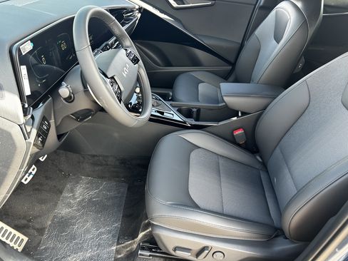 Used 2025 Kia Niro EX Touring FWD image 16