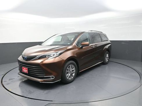 Certified 2022 Toyota Sienna XLE w/ XLE Plus Package AWD/4WD image 43