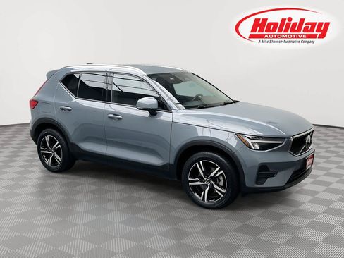 Used 2023 Volvo XC40 B5 Core AWD/4WD image 1
