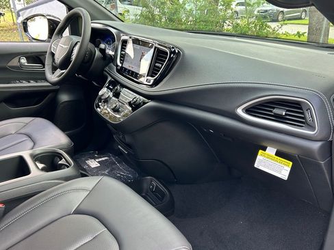 New 2026 Chrysler Pacifica Select image 29