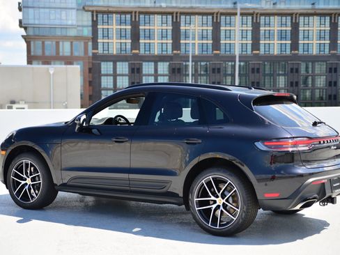 Certified 2025 Porsche Macan image 3