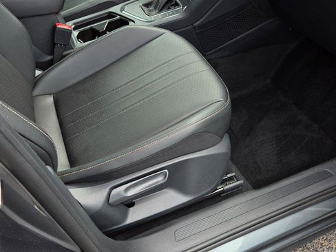 Certified 2023 Volkswagen Tiguan SE FWD image 49