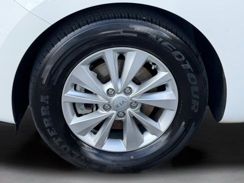 Used 2018 Kia Sedona LX FWD image 40