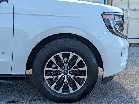 Certified 2025 Ford Expedition Platinum AWD/4WD image 12