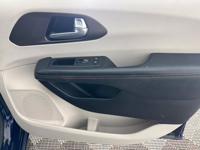 Used 2017 Chrysler Pacifica Touring-L FWD image 21