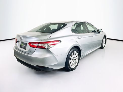 Used 2018 Toyota Camry LE image 9