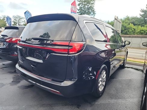 Used 2021 Chrysler Pacifica Touring-L FWD image 3